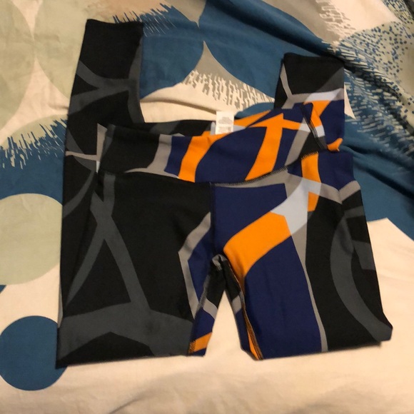 Fabletics Mid-Rise Printed PowerHold® Legging - Picture 7 of 7